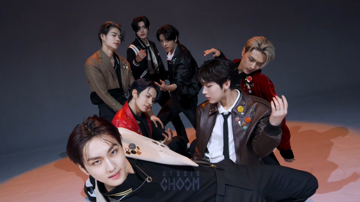 enhabitz's tweet photo. me when i’m boy group of the century https://t.co/e6uBnQf5h6