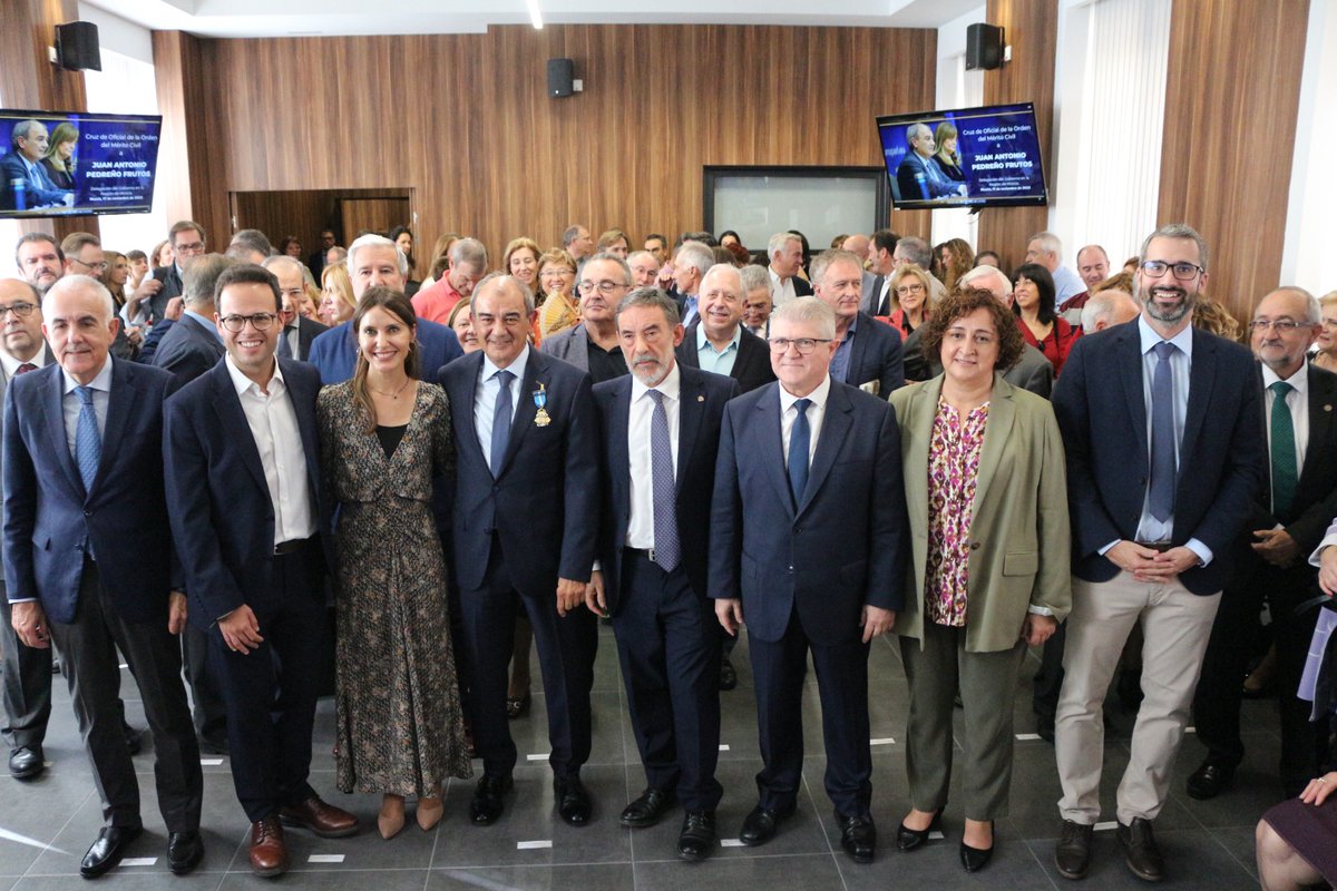 DelegGobMurcia's tweet photo. El @DelegGobMurcia ha impuesto la Cruz de Oficial de la Orden del Mérito Civil a Juan Antonio Pedreño, de quien ha destacado su decisiva contribución para convertir a la Región de Murcia en un referente de la economía social en España y Europa https://t.co/gmeAIDvoXV