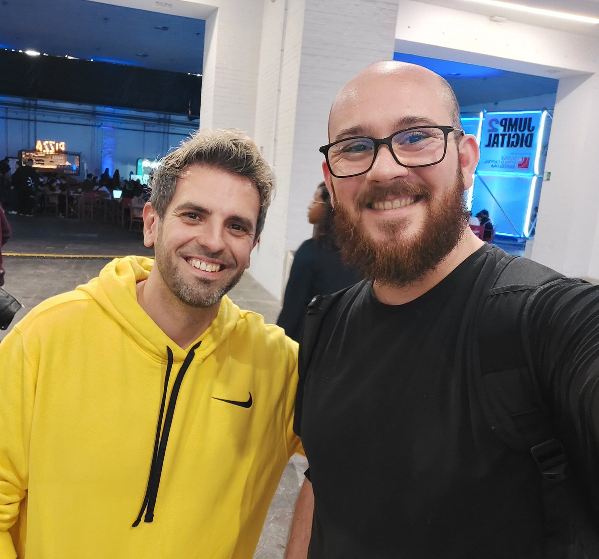 Vicente Medina (@medivec) on Twitter photo Desvirtualizando a otro crack de la programación, como no de amarillo JS 😂🚀
<a href="/carlosazaustre/">Carlos Azaustre 💻</a> #jump2digital23 Desvirtualizando a otro crack de la programación, como no de amarillo JS 😂🚀
<a href="/carlosazaustre/">Carlos Azaustre 💻</a> #jump2digital23