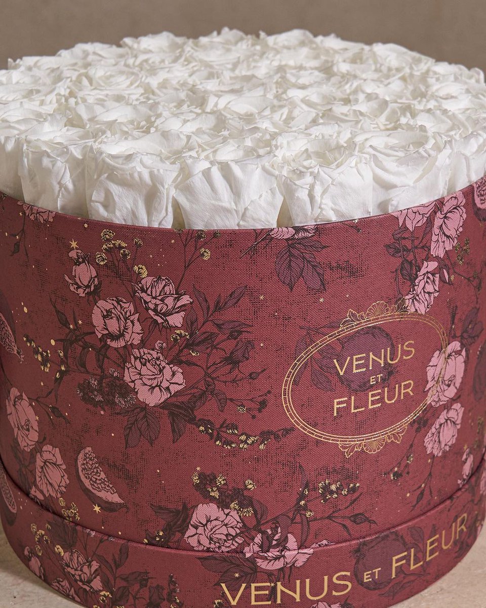 This holiday season, we celebrate our timeless eternity rose hatbox with a radiant new print—Prosperity. Each hatbox is a product of exceptional craftsmanship, showcasing hand-drawn roses and pomegranates alongside delicately packed eternity roses. bit.ly/3MSzwyH