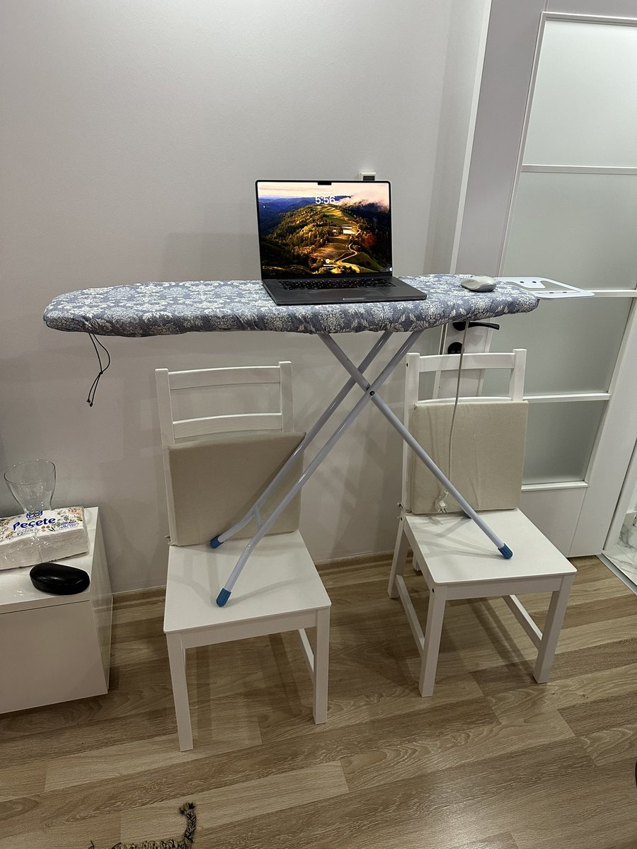 PPrieditis's tweet photo. The ultimate digital nomad standing desk https://t.co/AiRupHPNOu