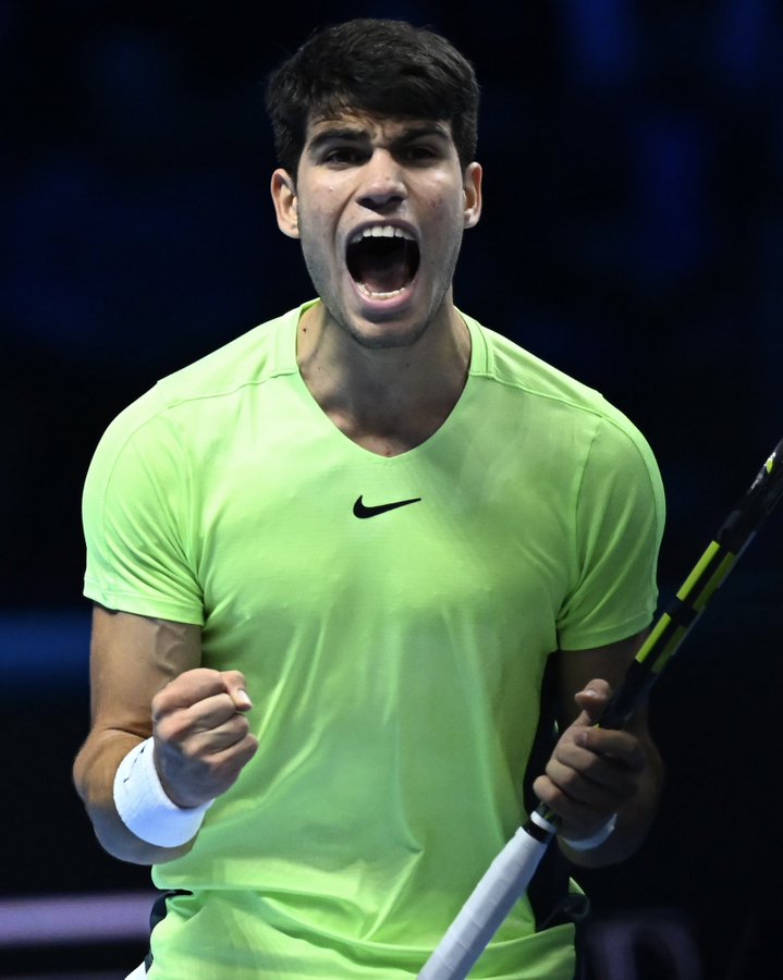 jmgmoron's tweet photo. CARLITOS, PRIMERO DE GRUPO!

Impresionante final de semana de Alcaraz, dejando atrás un mal primer día en Turín para superar en dos mangas a Rublev y Medvedev y meterse en semifinales de las ATP Finals.

En su primera aparición en este torneo, dando de qué hablar. Impresionante, Charly.