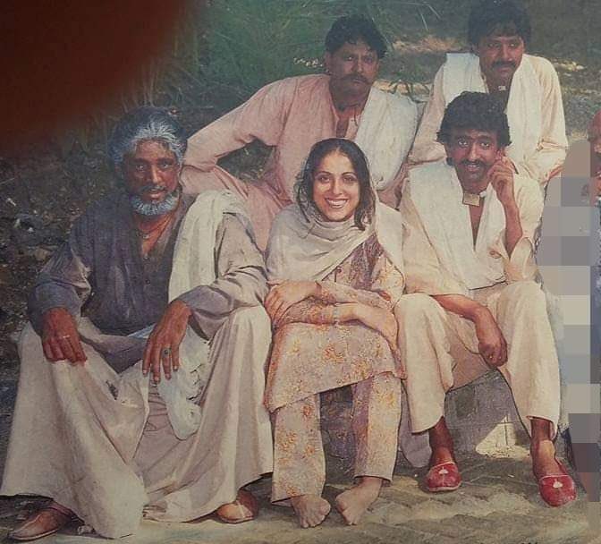 اس فوٹو میں پی ٹی وی کے چار لیجنڈ اداکار اور ایک اداکارہ ہیں ۔ کیا آپ ان انکے نام جانتے ہیں؟؟