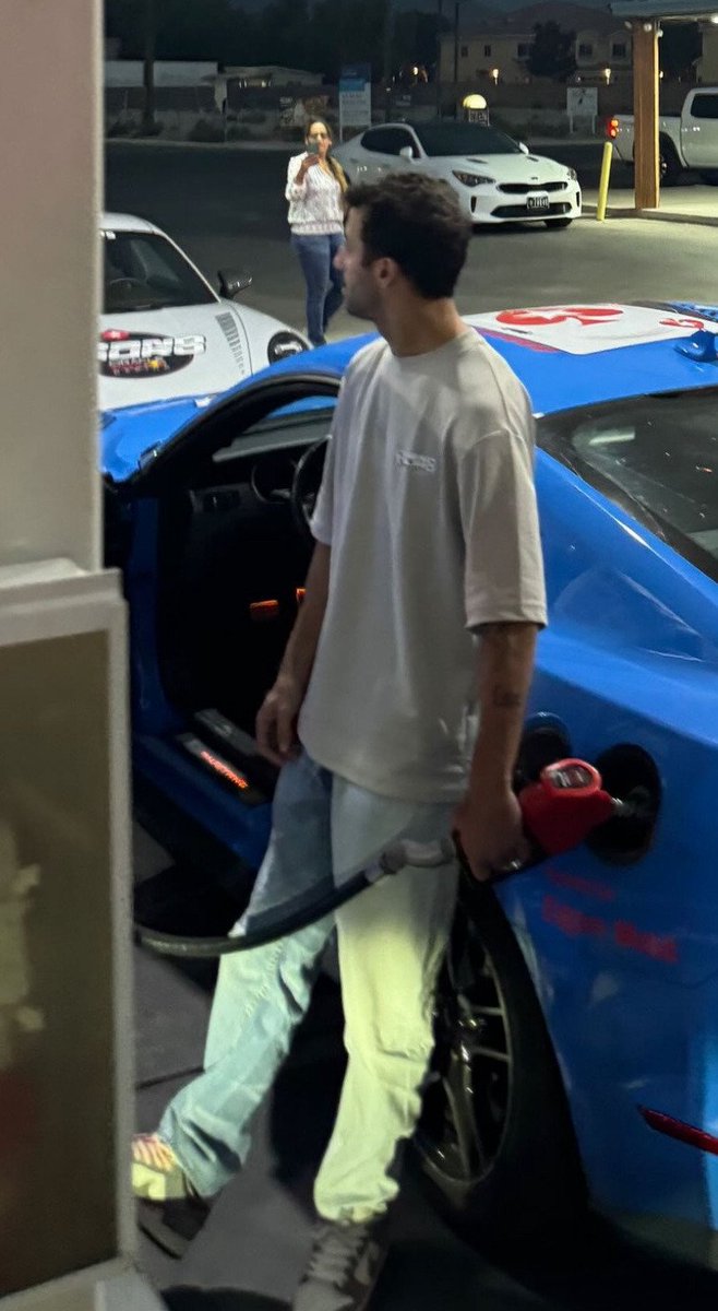 ricciardosbabe's tweet photo. Daniel Ricciardo at a gas station https://t.co/6Hdyc1m8Qg
