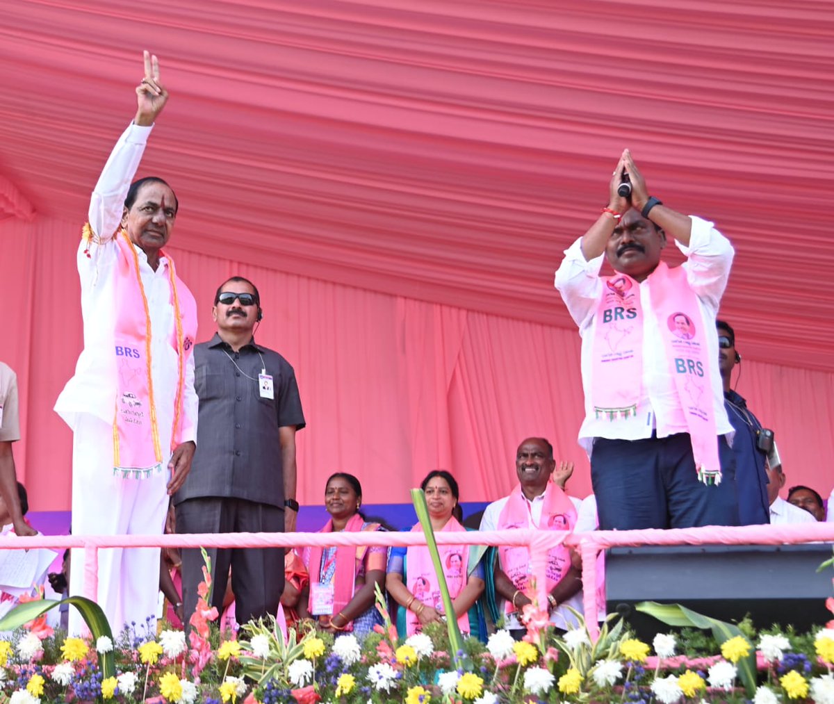 BRSparty's tweet photo. ఎన్నికల ప్రచారంలో భాగంగా చొప్పదండి నియోజకవర్గ ప్రజా ఆశీర్వాద సభలో బీఆర్ఎస్ అధినేత, సీఎం కేసీఆర్ పాల్గొని ప్రసంగించారు. 

మనకు మేలు చేసేటోడు కావాల్నో.. కిందమీద జేసేటోడు కావాల్నో మీరే తేల్చుకోండి. మీరు ఆలోచించకుంట ఓటేస్తే ఆగమైతరు. అప్పుడు నేను గూడా ఏం జేయలేను. పదేళ్లుగా మేం పడ్డ కష్టం బూడిదల పోసిన పన్నీరయితది. కాబట్టి అన్నీ ఆలోచించి, ఎవరిని గెలిపిస్తే రాష్ట్రం బాగుపడుతదో చూసి ఓటేయండి. 

గోపాల్‌రావు పేట, ఘర్షకుర్తి లను మండలాలు చేయాలని మీ ఎమ్మెల్యే రవిశంకర్‌ కోరిండు. అదేం పెద్దపని కాదు. నిమిషాల మీద జీవో ఇష్యూ చేసి ఆ రెండు మండలాలు ఏర్పాటు చేస్తం. మీరు ముందుగా రవిశంకర్‌ను గెలిపియ్యండి. మండలాల ఏర్పాటుతోపాటు రవిశంకర్‌ కోరిన ఇంకా కొన్ని పనుల సంగతి నేను చూసుకుంట’ అని సీఎం హామీ ఇచ్చారు. 

#KCROnceAgain 
#VoteForCar

@RavishankerBRS