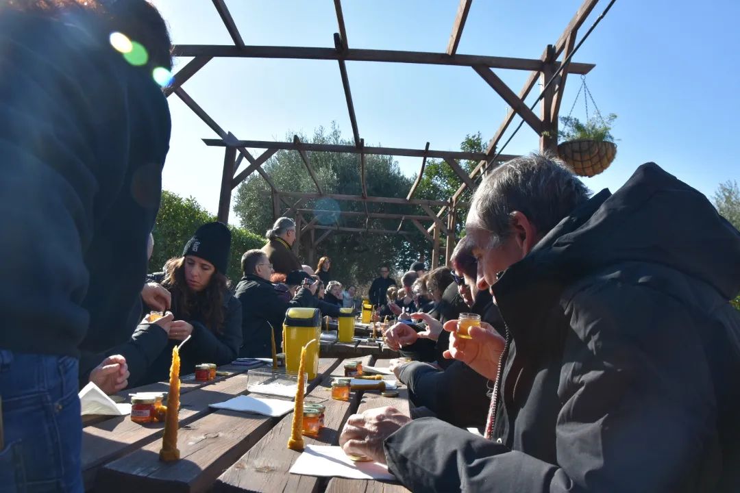costadauradatur's tweet image. 👨👩👧👦 🐝 🍯 Últim cap de setmana per gaudir de les activitats familiars a la Casa de la Mel d'Alcover! Heu participat mai en una #apiexperience? Proveu-la! Us encantarà 😍.
ℹ️ Disponibilitat i reserves 👉🏼 tuit.cat/kZecE
#CostaDaurada