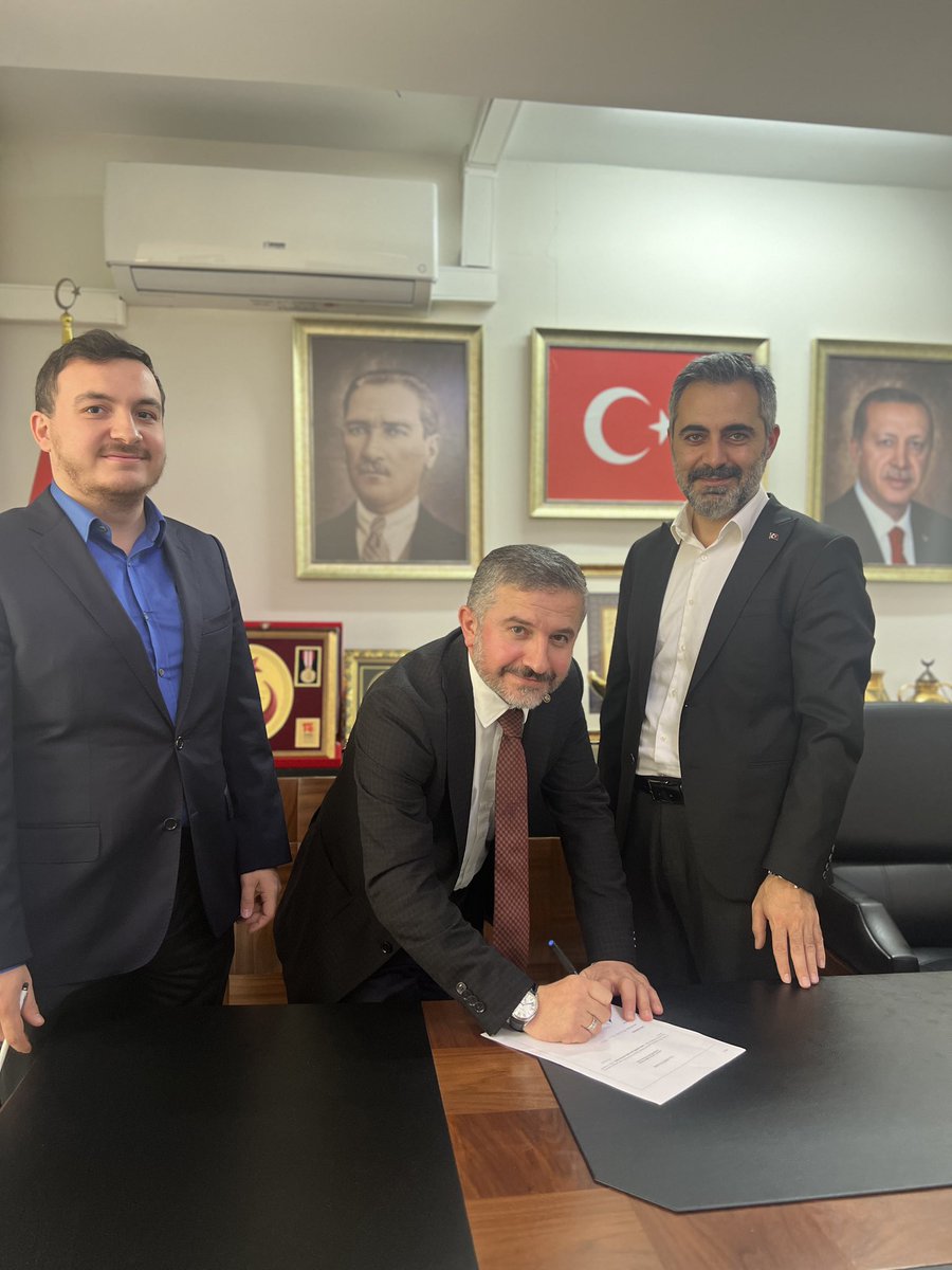 “Nefes aldığı şehre nefes vermeli insan” demiş atalarımız. 
Bu anlamda bugüne kadar hem siyasetin içinde hem sosyal hayatta Ataşehir’in bir evladı olarak samimi bir gayretle çalıştık. Bundan böyle daha büyük bir gayret ve heyecanla Ataşehir’i Türkiye Yüzyılı vizyonuna hazırlamak