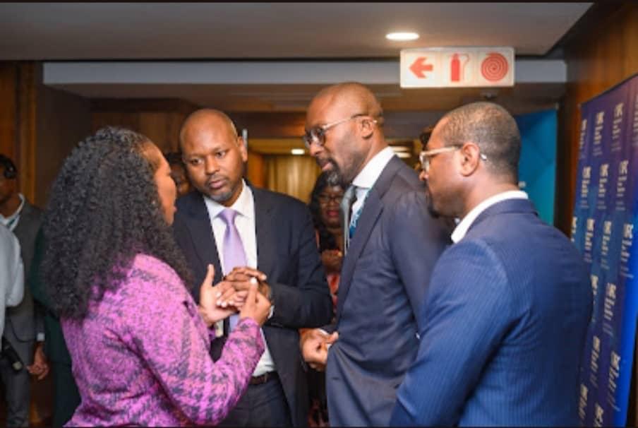 Manu_EllaSantos's tweet photo. L’honneur m’est échu ce jeudi après midi, de présider, au nom du Gouvernement de la République Togolaise (@GouvTg), la 𝐭𝐚𝐛𝐥𝐞 𝐫𝐨𝐧𝐝𝐞 𝐬𝐭𝐫𝐚𝐭𝐞́𝐠𝐢𝐪𝐮𝐞 𝐢𝐧𝐢𝐭𝐢𝐞́𝐞 𝐝𝐚𝐧𝐬 𝐥𝐞 𝐜𝐚𝐝𝐫𝐞 𝐝𝐮 #𝐀𝐅𝐈𝐒𝟐𝟎𝟐𝟑  𝐬𝐮𝐫 : « 𝐑𝐞𝐩𝐞𝐧𝐬𝐞𝐫 𝐥𝐞𝐬 𝐏𝐏𝐏 𝐩𝐨𝐮𝐫 𝐜𝐨𝐦𝐛𝐥𝐞𝐫 𝐥𝐞 𝐝é𝐟𝐢𝐜𝐢𝐭 𝐝𝐞 𝐟𝐢𝐧𝐚𝐧𝐜𝐞𝐦𝐞𝐧𝐭 𝐝𝐞𝐬 𝐢𝐧𝐟𝐫𝐚𝐬𝐭𝐫𝐮𝐜𝐭𝐮𝐫𝐞𝐬 ».

Les riches et constructifs échanges qui ont suivi mon introduction axée sur l’expérience togolaise, témoignent 𝐝𝐞𝐬 𝐚𝐯𝐚𝐧𝐭𝐚𝐠𝐞𝐬 𝐝𝐞 𝐥’𝐚𝐩𝐩𝐫𝐨𝐜𝐡𝐞 𝐏𝐚𝐫𝐭𝐞𝐧𝐚𝐫𝐢𝐚𝐭 𝐏𝐮𝐛𝐥𝐢𝐜 𝐏𝐫𝐢𝐯𝐞́ 𝐩𝐨𝐮𝐫 𝐥𝐞 𝐟𝐢𝐧𝐚𝐧𝐜𝐞𝐦𝐞𝐧𝐭 𝐝𝐮 𝐝𝐞́𝐯𝐞𝐥𝐨𝐩𝐩𝐞𝐦𝐞𝐧𝐭 𝐝𝐞 𝐥’#𝐀𝐟𝐫𝐢𝐪𝐮𝐞 𝐦𝐚𝐢𝐬 𝐞𝐱𝐩𝐨𝐬𝐞𝐧𝐭 𝐞́𝐠𝐚𝐥𝐞𝐦𝐞𝐧𝐭 𝐥𝐞𝐬 𝐟𝐚𝐜𝐭𝐞𝐮𝐫𝐬 𝐝𝐞 𝐫𝐢𝐬𝐪𝐮𝐞 𝐩𝐨𝐮𝐫 𝐜𝐡𝐚𝐪𝐮𝐞 𝐩𝐚𝐫𝐭𝐢𝐞. 

Au #Togo, le Gouvernement a conduit avec succès au cours des dernières années plusieurs projets sous le modèle PPP au nombre desquels la centrale électrique Kékéli Efficient Power pour 65,4 milliards de francs CFA entièrement levés auprès d’institutions financières africaines. 

Cependant, des défis restent à relever pour un meilleur profit de cette forme innovante de structuration des financements des projets d’infrastructures de nos États. 𝐓𝐫𝐨𝐢𝐬 𝐝𝐞 𝐜𝐞𝐬 𝐝é𝐟𝐢𝐬 𝐬𝐮𝐫 𝐥𝐞𝐬𝐪𝐮𝐞𝐥𝐬 𝐥𝐞 𝐓𝐨𝐠𝐨 𝐚𝐧𝐭𝐢𝐜𝐢𝐩𝐞 𝐝é𝐣à, 𝐜𝐨𝐧𝐬𝐭𝐢𝐭𝐮𝐞𝐧𝐭 𝐥’𝐚𝐦é𝐥𝐢𝐨𝐫𝐚𝐭𝐢𝐨𝐧 𝐝𝐮 𝐜𝐚𝐝𝐫𝐞 𝐥𝐞́𝐠𝐚𝐥, 𝐥𝐞 𝐫𝐞𝐧𝐟𝐨𝐫𝐜𝐞𝐦𝐞𝐧𝐭 𝐝𝐞𝐬 𝐜𝐚𝐩𝐚𝐜𝐢𝐭𝐞́𝐬 𝐝𝐞𝐬 𝐜𝐚𝐝𝐫𝐞𝐬 𝐚𝐯𝐞𝐜 𝐥’𝐚𝐩𝐩𝐮𝐢 𝐝𝐞 @IFC_org 𝐞𝐭 𝐥’𝐢𝐧𝐜𝐢𝐭𝐚𝐭𝐢𝐨𝐧 à 𝐥𝐚 𝐩𝐚𝐫𝐭𝐢𝐜𝐢𝐩𝐚𝐭𝐢𝐨𝐧 𝐝𝐮 𝐬𝐞𝐜𝐭𝐞𝐮𝐫 𝐩𝐫𝐢𝐯𝐞́ 𝐥𝐨𝐜𝐚𝐥 𝐚𝐮𝐱 𝐥𝐞𝐯𝐞́𝐞𝐬 𝐝𝐞 𝐟𝐨𝐧𝐝𝐬. 

J’ai espoir qu’avec la mise en œuvre des orientations du Président de la République, SEM @FEGnassingbe, le Togo pourra bientôt compter sur ses propres champions nationaux pour la structuration de ses financements d’infrastructures prioritaires. 

Mes remerciements vont au modérateur de cette Table ronde stratégique, @buyoya_olivier, le directeur régional de la Société Financière Internationale pour l'Afrique de l'Ouest, à tous les panelistes et aux participants qui pour la plupart étaient des investisseurs très intéressés par l’Afrique. 

#InvestInTogo #AFIS #AFIS2023 #PPP #Développement #PartenariatPublicPrivé #Financement #Afrique #Togo  #KékéliEfficientPower #IFC_org #SecteurPrivéLocal #LevéeDeFonds #ChampionsNationaux #InvestissementAfrique #ModèlePPP

#MMS