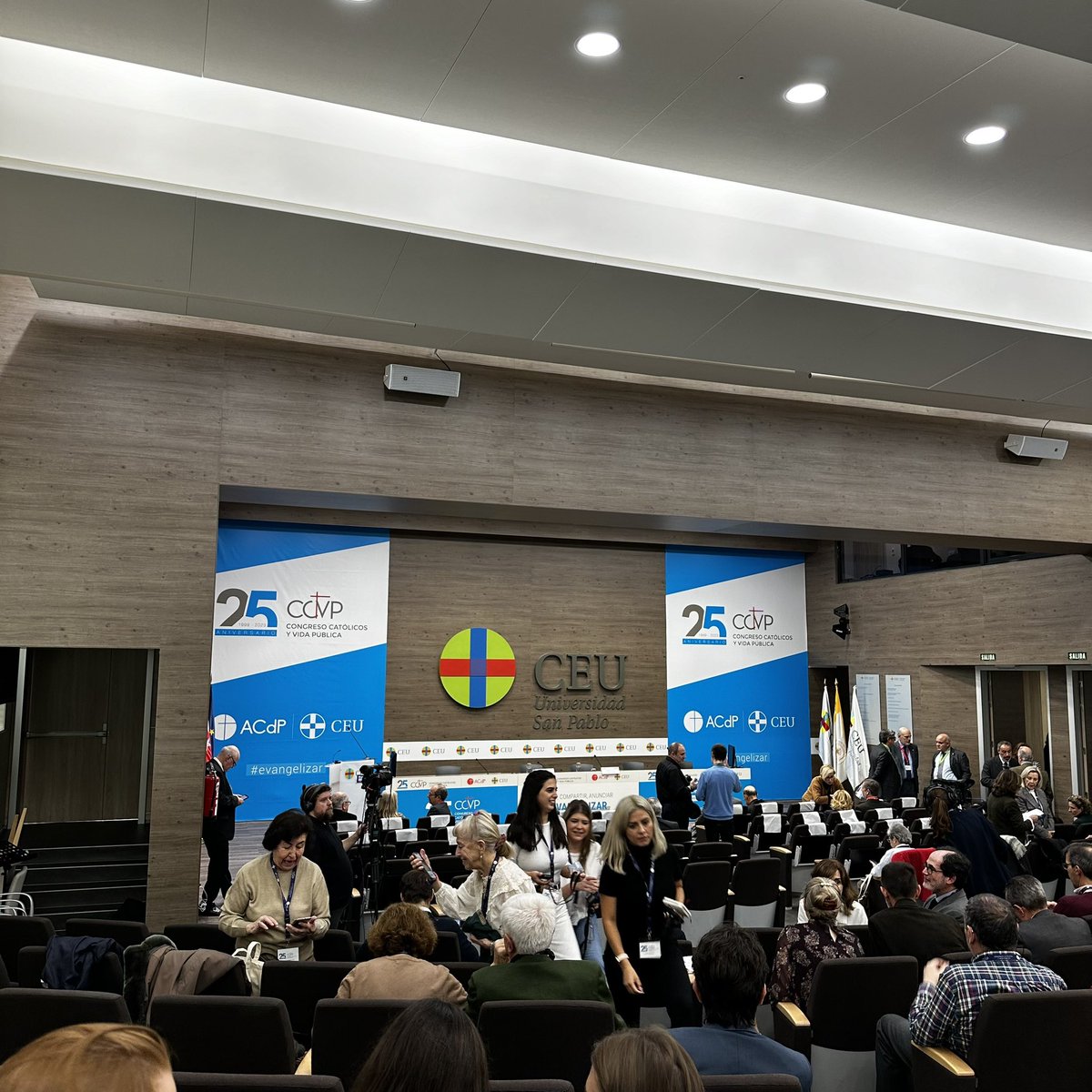 RotativoUCHCEU's tweet photo. 🚨 Arranca la conferencia “Cristianos en países árabes: situación y perspectivas” en el 25 Congreso Católicos y Vida Pública en @USPCEU
#SomosCEU #CCVP https://t.co/OBn4eFyPMW
