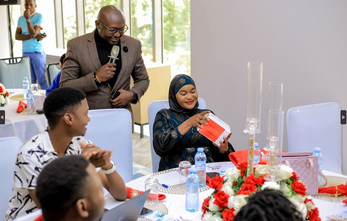 bartlettdaron's tweet image. I'm thrilled to have been the MC at @iteluganda and @Airtel_Ug's special event, where they unveiled their latest innovation – the iTel A70. It was an incredible experience to be a part of such a momentous occasion 
If you need my services, DM 
#Airtelxitel #itelA70 #AlwaysAwesome