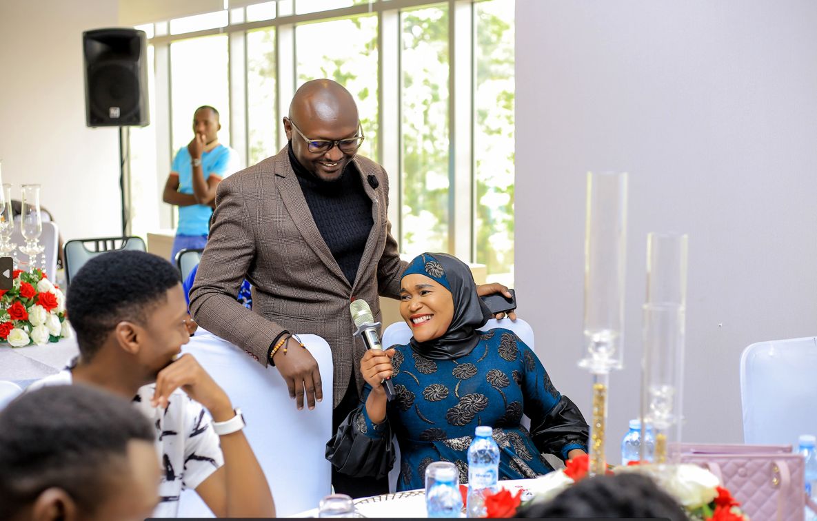 bartlettdaron's tweet image. I'm thrilled to have been the MC at @iteluganda and @Airtel_Ug's special event, where they unveiled their latest innovation – the iTel A70. It was an incredible experience to be a part of such a momentous occasion 
If you need my services, DM 
#Airtelxitel #itelA70 #AlwaysAwesome