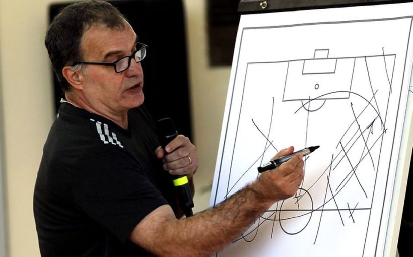 En el futbol actual cada vez escuchamos más de los entrenadores, la importancia de que todos los jugadores se involucren en las dos grandes facetas que tiene el juego (ataque/defensa) y Bielsa no es la excepción.

Pero Marcelo tiene un principio que me parece muy interesante (👇)