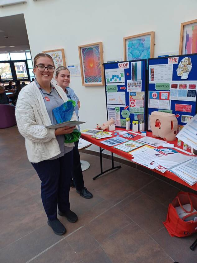 mpftnhs_tvteam's tweet photo. Today our pop up stall has moved to The Redwood Centre in Shrewsbury.

Marianne and Claire are there to chat 💬 with and provide pressure prevention information.

Looks like they are having a productive day 🛑✋🍎
#stopthepressureweek #everycontactcounts #pressureprevention https://t.co/BzE0bBM1nL