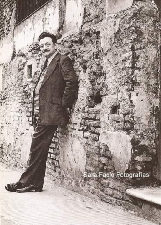 literlandweb1's tweet image. "Cuando los odios andan sueltos, uno ama en defensa propia".
Mario Benedetti
📷Sara Facio