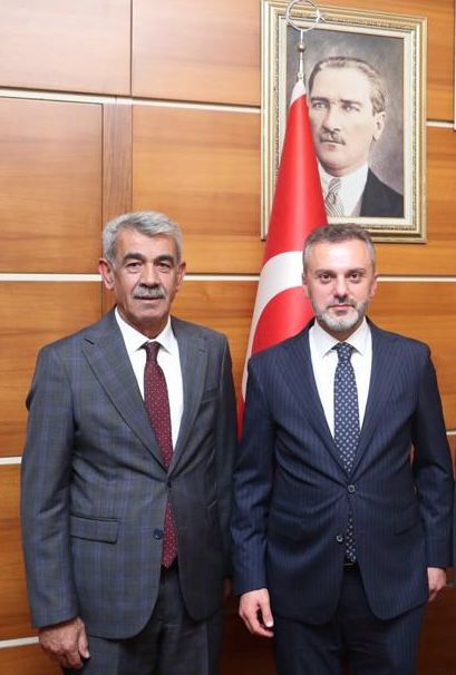 AK Parti Genel Başkan Yardımcısı ve Teşkilat Başkanı Sn. Erkan KANDEMİR beyefendiyi makamında ziyaret ettik. Yakın ilgi, alaka ve her daim yanımızda olmasından dolayı değerli başkanımıza teşekkür ederim. 

Rabbimden çalışmalarında kolaylık ve başarılar dilerim. <a href="/erkankandemir/">Erkan Kandemir</a>