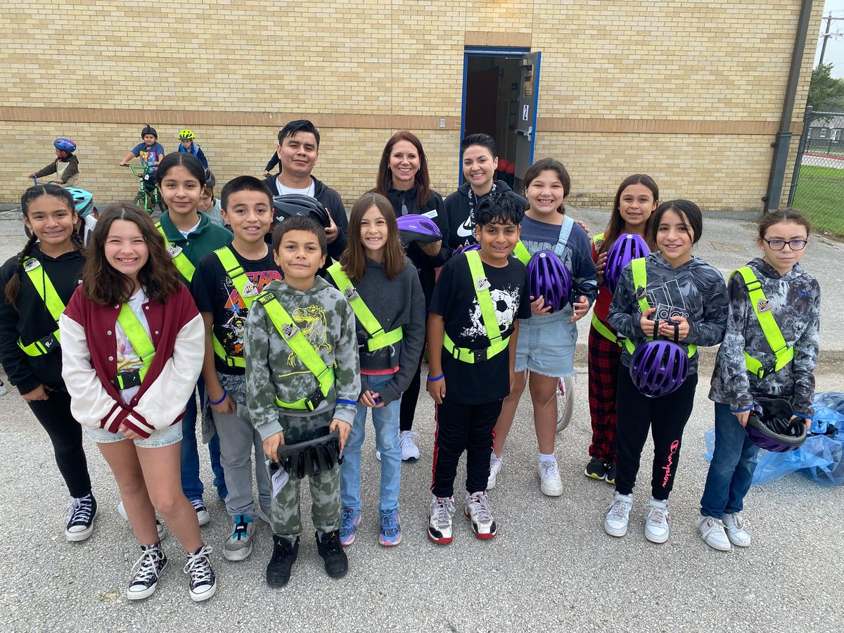 Feel Good Friday! More helmets distributed this morning at Highland Hills Elementary. Priceless smiles when they find out they get to keep the helmet and a sense of peace when they take Ian’s Pledge and promise to wear it. 💜
