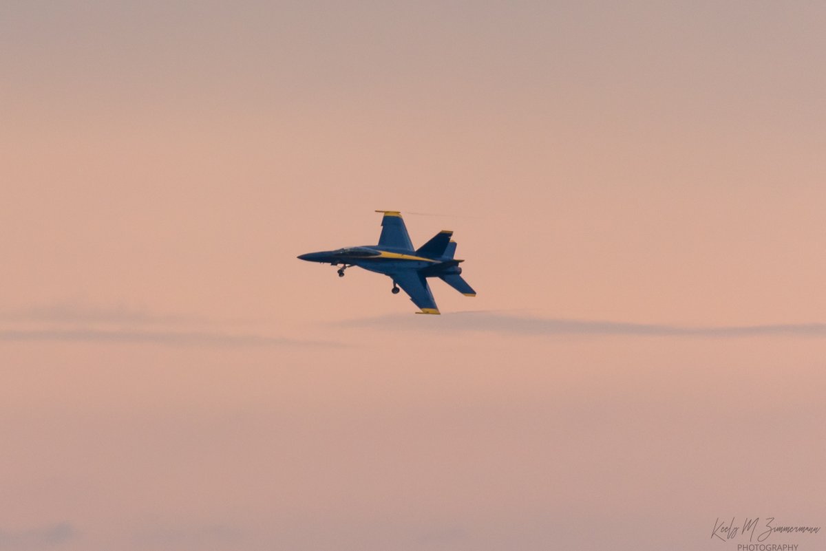 Blue Angel #7 on approach to BIL at sunset 😍
*
*
*
#blueangels #yellowstoneinternationalairshow #bil #billings #montana #fa18 #usnavy #aviationphotography #airpower #nikon #destinationbillingsmt #navyblueangel7 #superhornet #yellowstoneairshow #nikonphotography #veteranartist