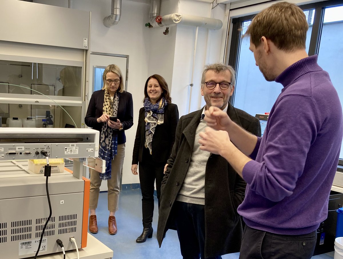 MDC_Berlin's tweet photo. Today, Walter Rosenthal @HRK_aktuell visited #mdcBerlin and #BerlinBioCube. Thanks for the insightful dialogue with our directors, keen interest in our research @CosciaLab & @CFcryo, and our startup CARTemis for cancer therapies led by Uta Höpken and Armin Rehm. @campusbuch https://t.co/m5mr1KK65d