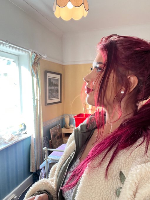 2 pic. My lil nose is so cute! ♥️ https://t.co/QMABZ7O2X2