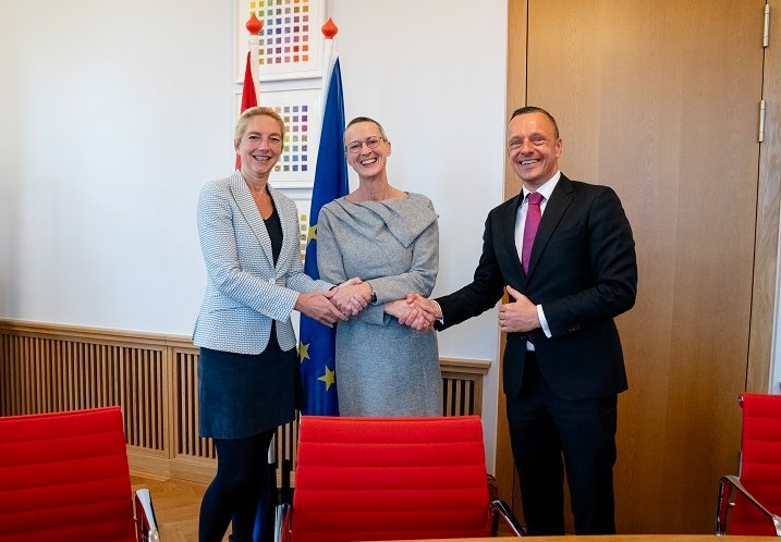 Very pleased to be in the Hague today to sign our Joint Action Plan tailored to strengthen the number of Dutch staff in the European Commission. Thanks to Anita van den Ende, DG at <a href="/MinBZ/">Ministerie van Buitenlandse Zaken</a> and Jan Willem Beaujan, DG at <a href="/MinBZK/">Ministerie van BZK</a> and the teams for the excellent cooperation!