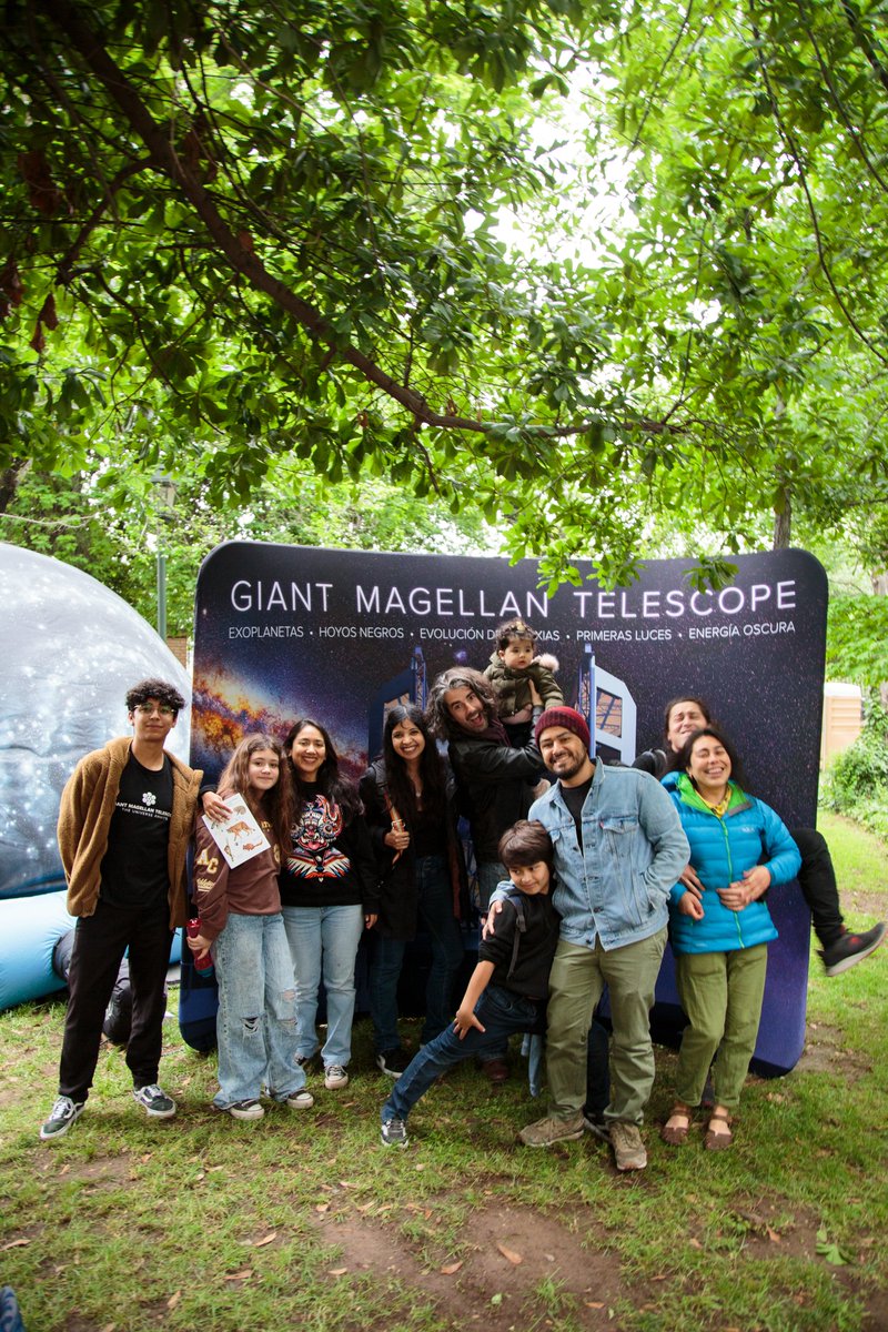 giantmagellanES's tweet photo. Fuimos parte del 2do Festival @ladera_sur, exhibiendo los videos ganadores del concurso Extrasolar y conversando sobre el cruce de ciencia y arte junto a Fundación Antenna , el astrónomo emérito de nuestro Telescopio Miguel Roth y dos de los ganadores de Extrasolar https://t.co/Tikr4ekaG6