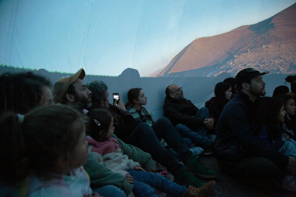 giantmagellanES's tweet photo. Fuimos parte del 2do Festival @ladera_sur, exhibiendo los videos ganadores del concurso Extrasolar y conversando sobre el cruce de ciencia y arte junto a Fundación Antenna , el astrónomo emérito de nuestro Telescopio Miguel Roth y dos de los ganadores de Extrasolar https://t.co/Tikr4ekaG6
