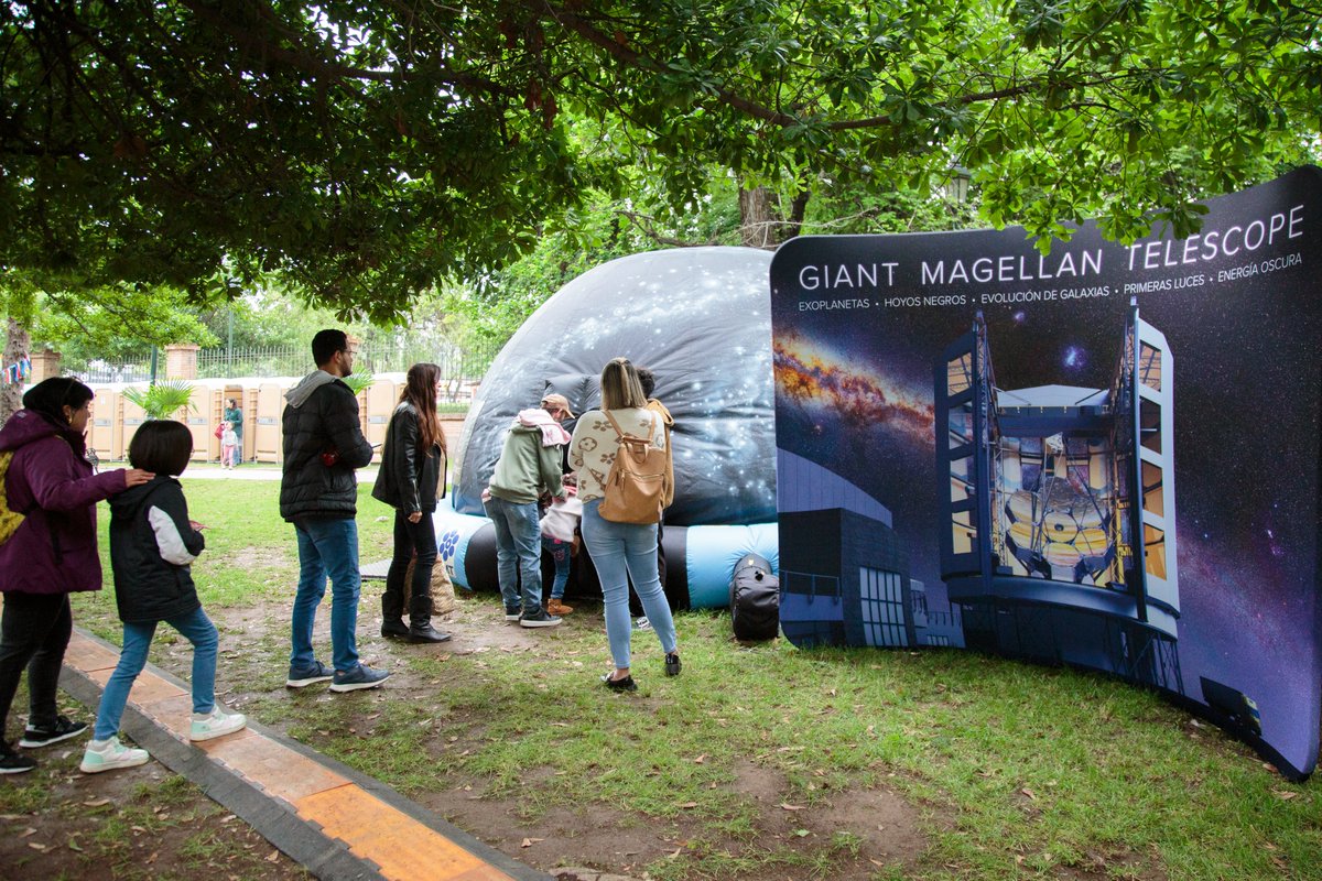 giantmagellanES's tweet photo. Fuimos parte del 2do Festival @ladera_sur, exhibiendo los videos ganadores del concurso Extrasolar y conversando sobre el cruce de ciencia y arte junto a Fundación Antenna , el astrónomo emérito de nuestro Telescopio Miguel Roth y dos de los ganadores de Extrasolar https://t.co/Tikr4ekaG6