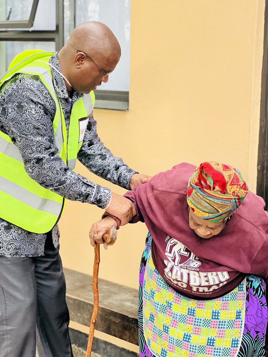 MabuyaneOscar's tweet photo. Today we handed over a new house to a 93 year old mama uNobomvu Nokrawuzana in Kartberg under the Raymond Mhlaba Local Municipality. She is part of the 180 former farm dwellers who benefited from a R34-million project that I handed over today. https://t.co/UAUge6E4zk