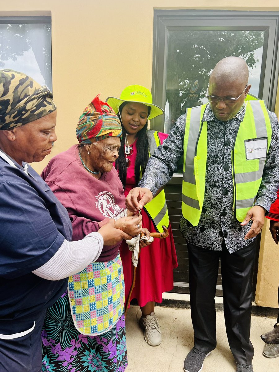 MabuyaneOscar's tweet photo. Today we handed over a new house to a 93 year old mama uNobomvu Nokrawuzana in Kartberg under the Raymond Mhlaba Local Municipality. She is part of the 180 former farm dwellers who benefited from a R34-million project that I handed over today. https://t.co/UAUge6E4zk