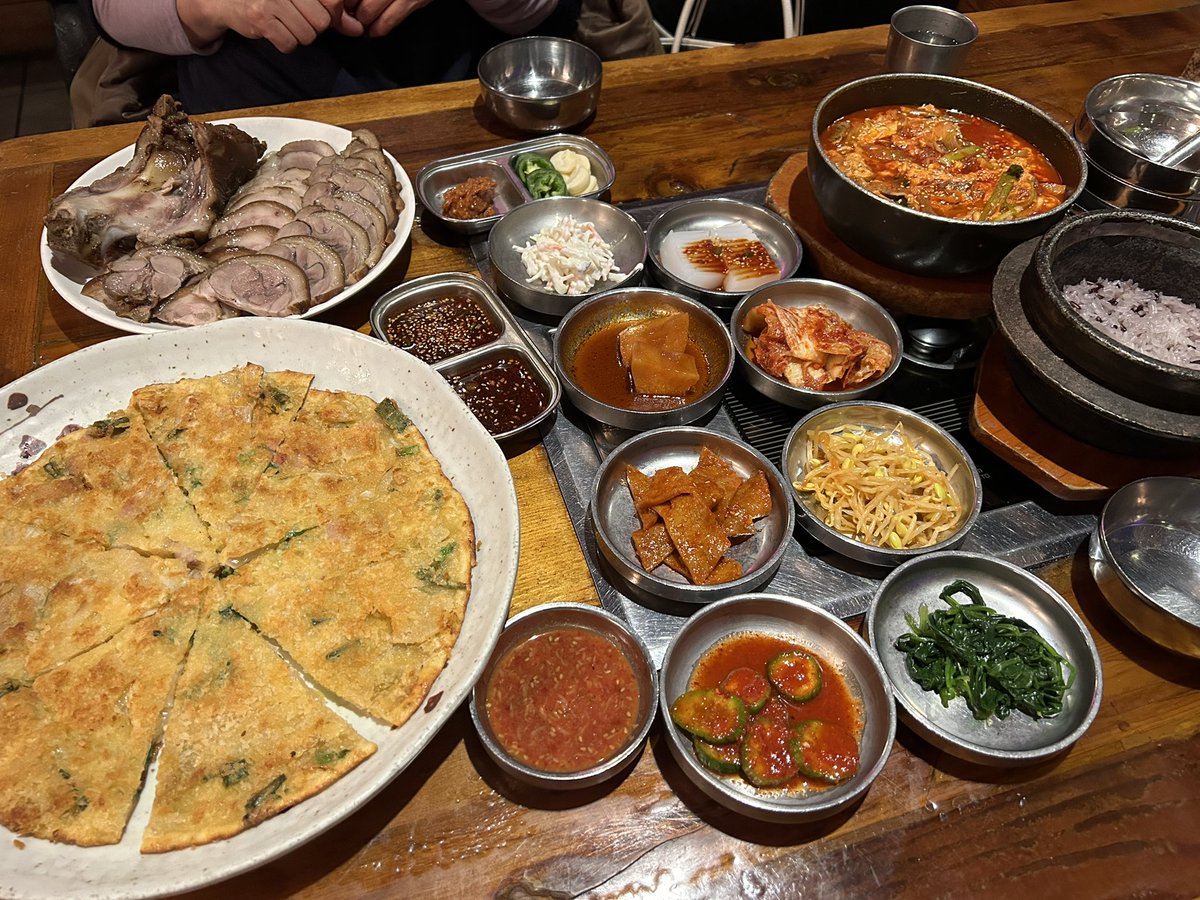 janekimreports's tweet photo. First Korean meal on an extended vacation to California and South Korea. My foodie heart leapt for joy! https://t.co/JND2XbBvHA
