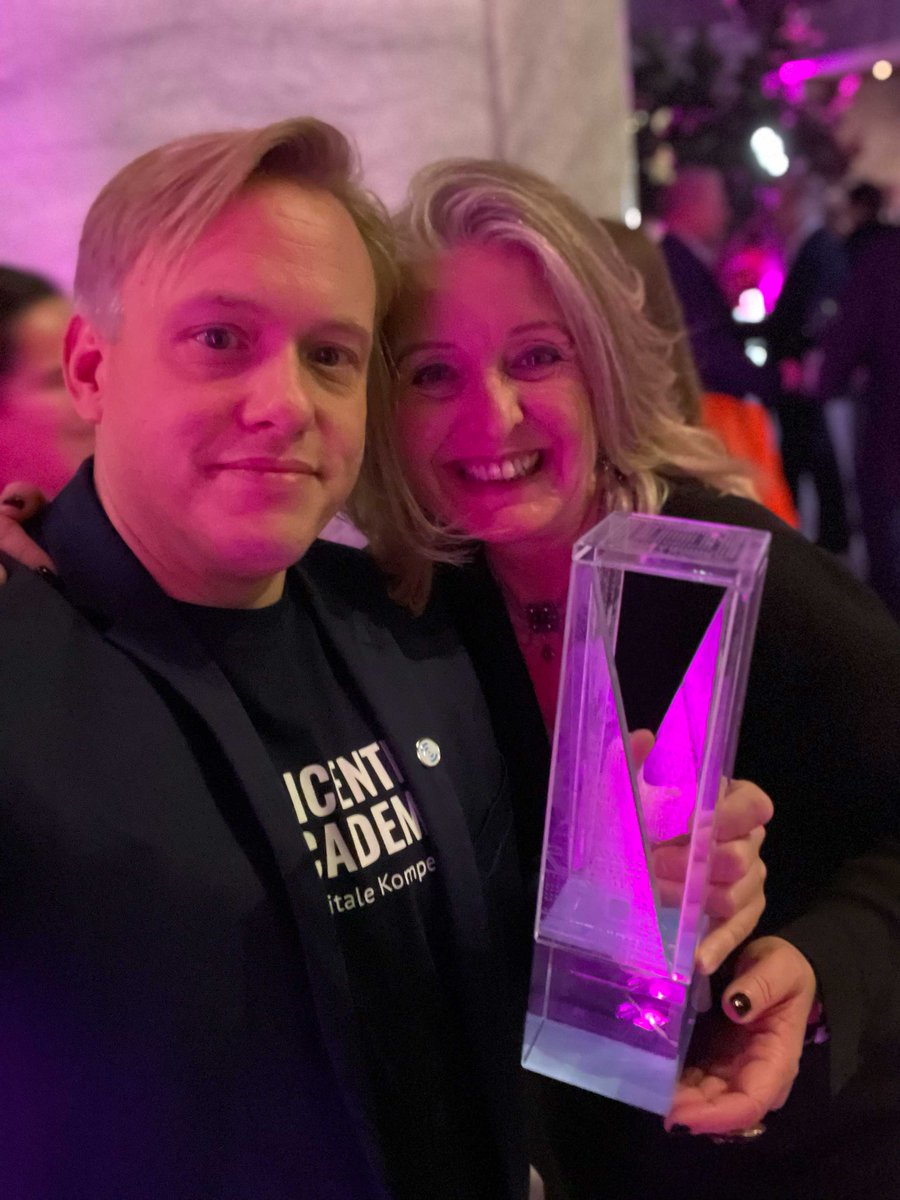 epicenter_acdmy's tweet photo. Wir freuen uns sehr über die Verleihung vom #futurezoneaward in der Kategorie #DigitalSkills. Diese Aufmerksamkeit hilft unsere freie zugänglichen Lernressourcen bekannter und damit noch mehr Menschen zugänglich zu machen. https://t.co/mugixyI6tS
#DigitalAustria https://t.co/0jtMPDWi5S