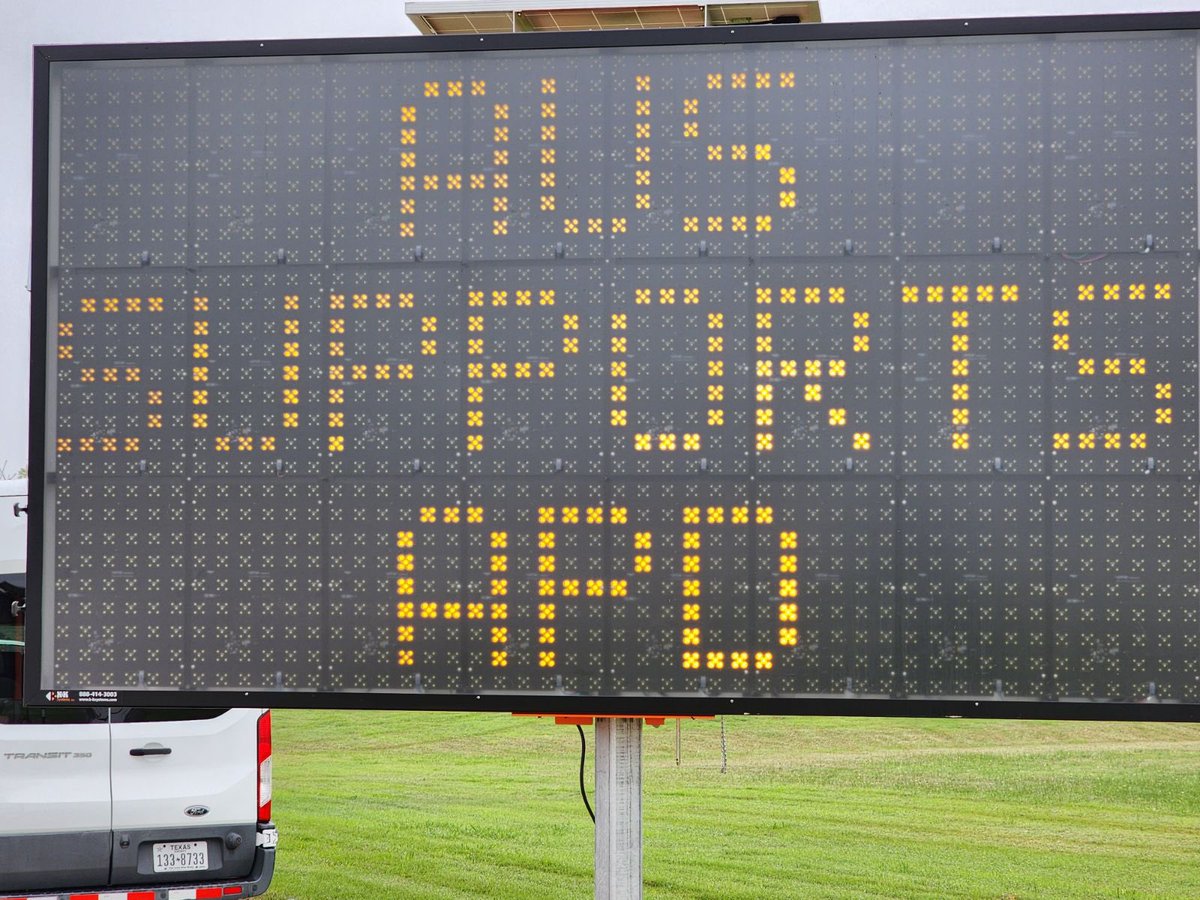 AustinAirport's tweet photo. Officer Pastore’s procession is currently passing in front of AUS in eastbound HWY 71. Our team members have lined up to pay respects to our community’s fallen hero. https://t.co/oaUix9YdUE