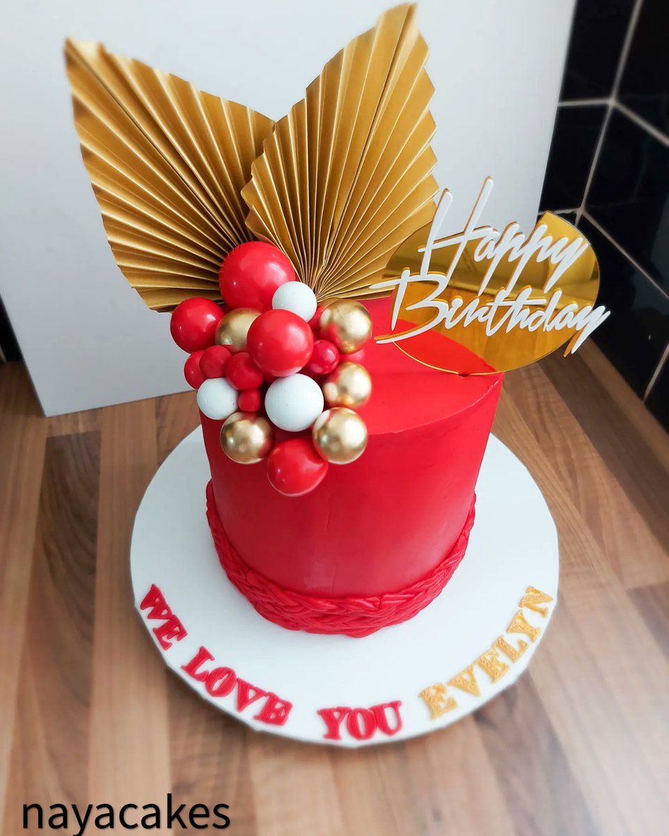 Hello fam, if you love red♥️ say 👋. This was a surprised cake from hubby to his beautiful wifey. We got a lovely feedback from this one. Thanks for your patronage ♥️
#justred #wemakeitclassy #birthdaycake #cakeoftheweek #cakesinliverpool #cakeoftheday #nayacakes