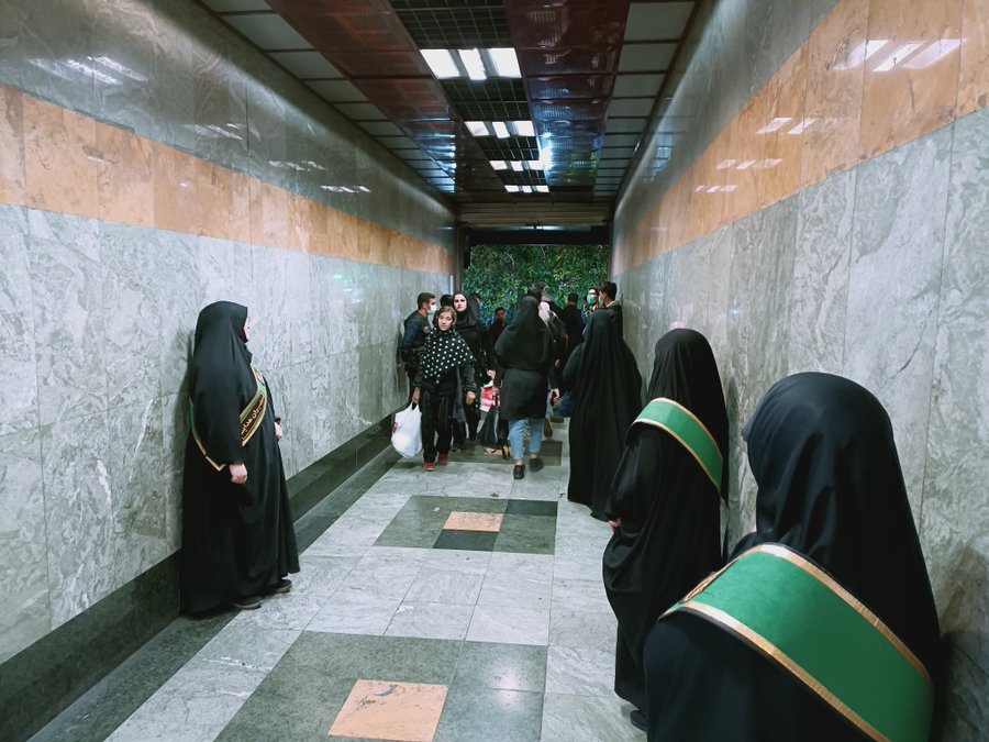 darushmemar's tweet photo. اشتباه نکنید این تصاویر مربوط به ورودی بازداشتگاه، زندان، کشتارگاه و از این دست نیست. اینجا ورودی یکی از ایستگاه های مترو تهران است که حجاب بانان(قاتلان آرمیتا) برای سرکوب، تهدید و تحقیر مردم ایران در آن صف کشیده اند.
به زودی بساط جمهوری اسلامی جمع می شود.
#مهسا_امينی‌‌ https://t.co/0OoOKXW06s