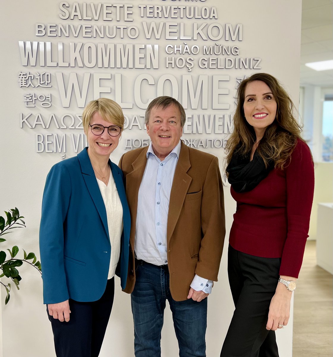 Hahn_Air's tweet photo. Today, we were honoured by a very special visit: Louis Gosselin, Territory Sales Manager, representing our esteemed partner carrier PAL Airlines from Canada.

We are looking forward to continuing showcasing their amazing product on the global stage!
#hahnairpartner #airlines https://t.co/KsnhDfHVUw