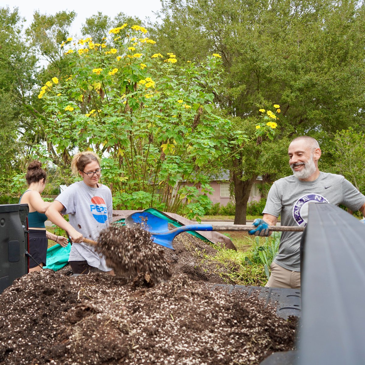 fleetfarming's tweet photo. Gotta work hard to play hard! 🤓🧑‍🌾💪 Join us for volunteering every Saturday and Sunday at Audubon Park Covenant Church, 9 am - 12 pm, and experience some of the fun of urban farming🌈 

#urbanfarming #urbangarden #workhardplayhard #outdoors #gardening #fleetfarming https://t.co/AhGB0rbP3T
