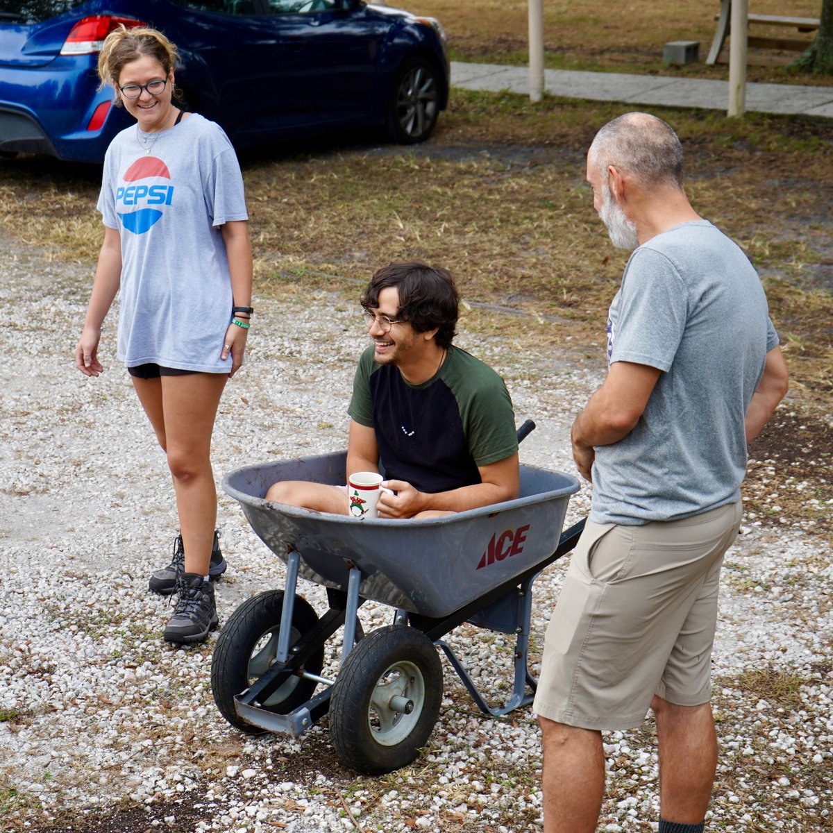 fleetfarming's tweet photo. Gotta work hard to play hard! 🤓🧑‍🌾💪 Join us for volunteering every Saturday and Sunday at Audubon Park Covenant Church, 9 am - 12 pm, and experience some of the fun of urban farming🌈 

#urbanfarming #urbangarden #workhardplayhard #outdoors #gardening #fleetfarming https://t.co/AhGB0rbP3T