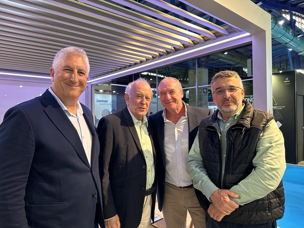 E3Windows's tweet photo. 🤝 Agradecemos la grata visita de José Seguí y Luis Barrionuevo a nuestro stand en SIMED. ¡Conversaciones sobre innovación, sostenibilidad y el mundo inmobiliario! 

¡Visítanos antes del 18 de noviembre!🪟🌐 

#SIMED #Inmobiliaria #Ventanas #Malaga #SalonInmobiliario #FYCMA https://t.co/twQrRanRMl