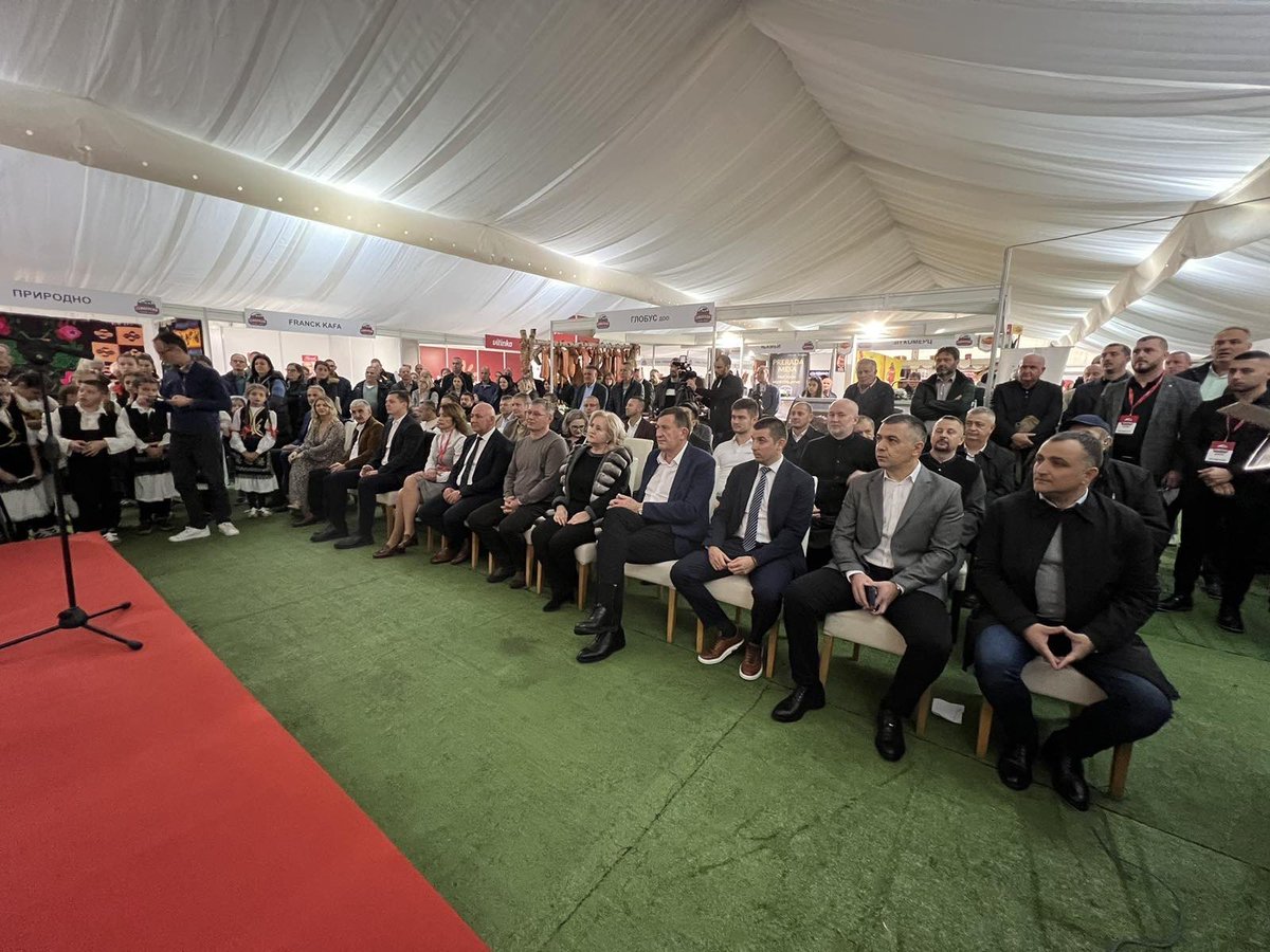 Помоћник министра за пољопривреду Српске Саша Лалић у Дворовима код Бијељине присуствовао је отварању Седмог семберског сајма меса и рибе. Отварању сајма присуствовали су и Негослав Лукић из ресора за ветеринарство и Драган Кнежевић, директор ВИ “Васо Бутозан”.