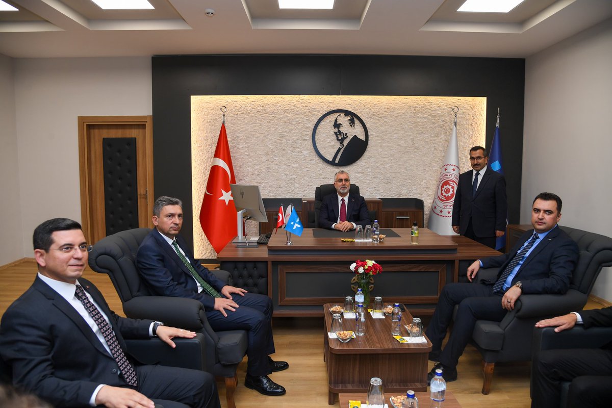 Bir dizi programa katılmak üzere ilimizde bulunan 

Çalışma Ve Sosyal Güvenlik Bakanımız Prof. Dr. Vedat Işıkhan Antalya Valiliğini ziyaret etti.