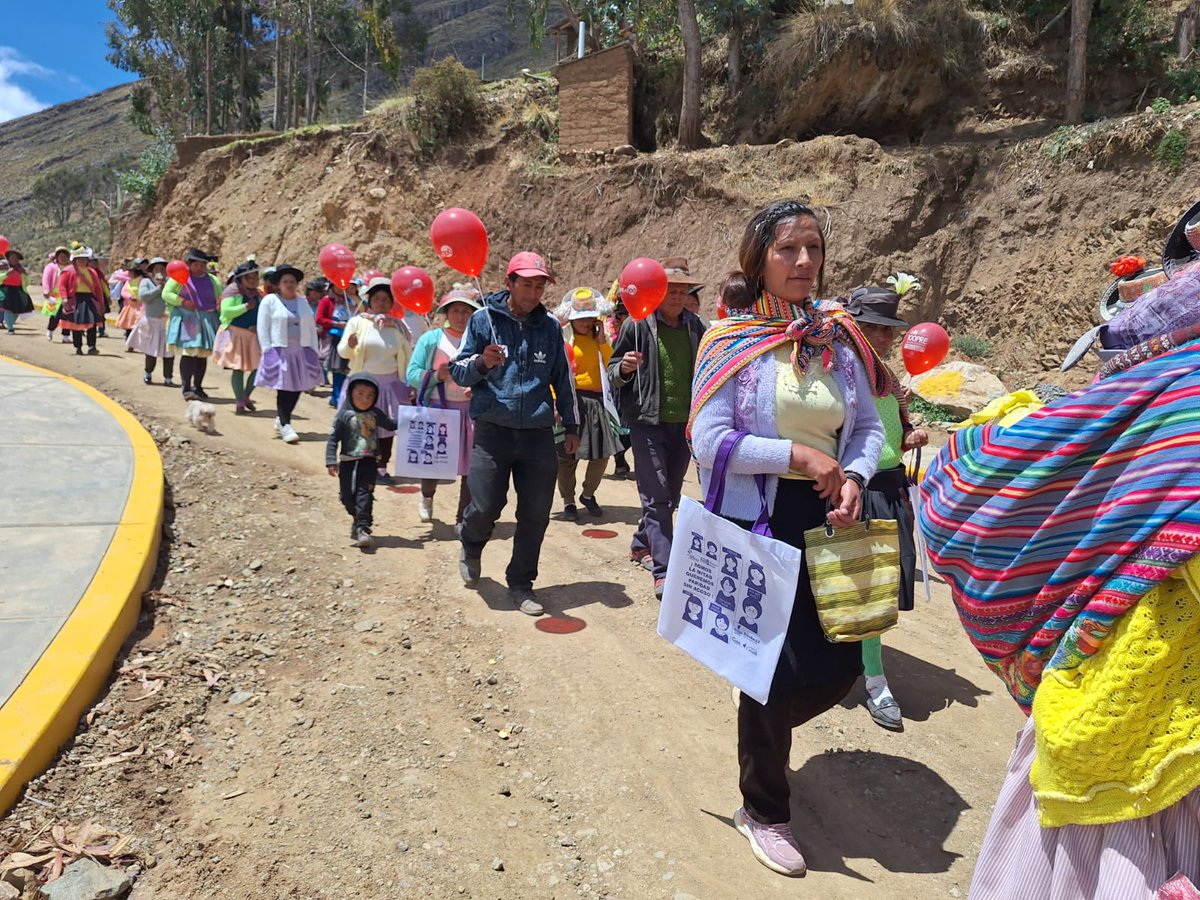 ManuelaRamos's tweet photo. #Acobamba #Huancavelica | ¡En #Andabamba iniciamos las actividades por el 25N con una movilización, concurso de pancartas y Sociodramas sobre prevención de violencia de género.
Las mujeres de Andabamba sabemos que #JuntasPodemos, vivir sin violencias es nuestro derecho. 💜💪 https://t.co/fRmWKy9dn8