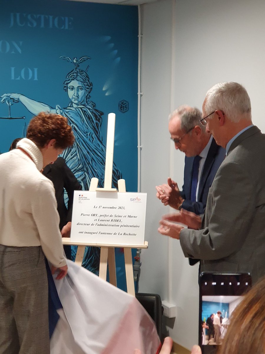 Inauguration par Laurent Ridel directeur de l'administration pénitentiaire en présence des autorités et du prefet, des superbes nouveaux locaux de l'antenne de la Rochette du SPIP 77 sous les illustrations de mon amis C215. Toute ma sympathie aux équipes du SPIP 77.