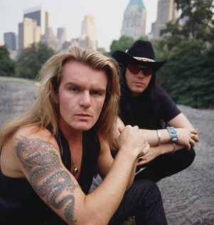 🎸The guitar heroics of #BillyDuffy & the unique vocal style of frontman #IanAstbury of British #rock band '#TheCult'🇬🇧 frozen in time #photograph during an enormous #American tour #NewYorkCity July 1989 #songwriters #hardrock #alternativerock #metalblues #goth #musica #readers