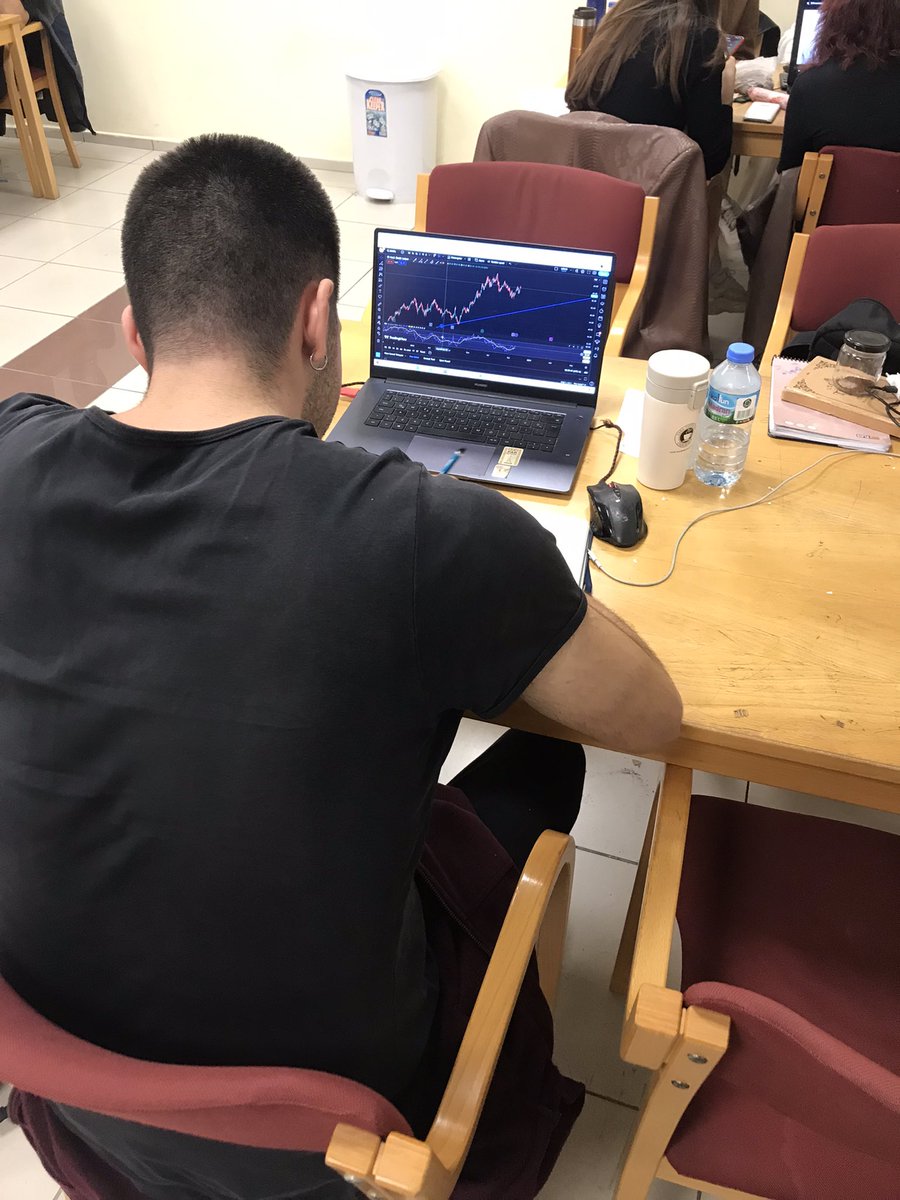 kütüphanede böyle biri var sabahtan akşama kadar grafik çizip tavaaann diye bağırıyor ben buna napayım şimdi?
