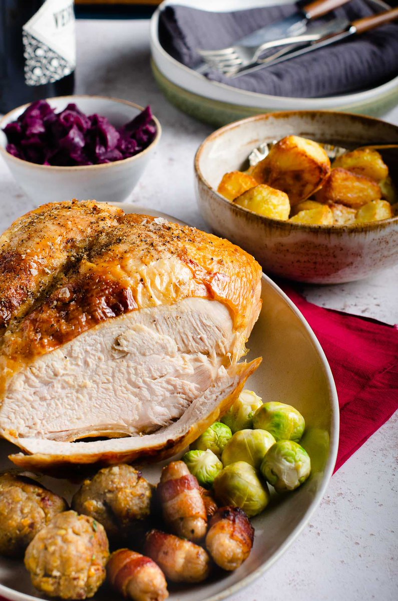 How to roast a turkey crown? It could not be any easier, follow a few simple steps in this post and ensure soft and juicy meat every time. lostinfood.co.uk/how-to-roast-a…