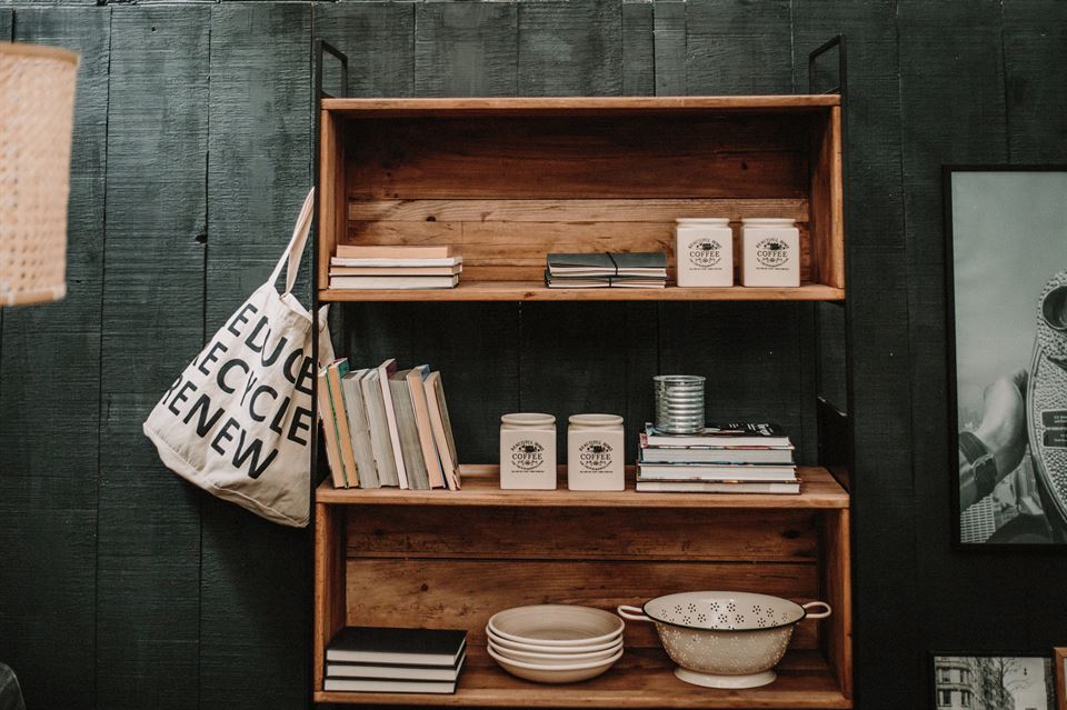 Les meubles en bois sont parfaits pour créer une ambiance cosy et  authentique à la maison. Sur son blog, #MisterWils vous dit tout sur ce matériau qui ajoute charme et caractère à  n’importe quelle intérieur.
👉 urlz.fr/ovwd
#VendrediLecture