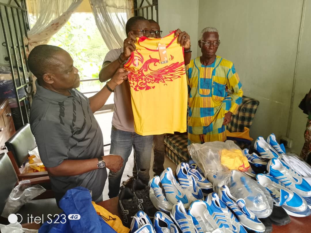 GCURELAYS's tweet photo. The Chairman of GCU Relays Committee,Ejiro Omonode, this morning presented spikes, running shoes, track suits and other sporting items donated by Sir Joseph Arumemi-Ikhide CEO Arik Air to the student of Government College Ughelli to use during GCU Relays 2023. https://t.co/DnIMP5JyJP