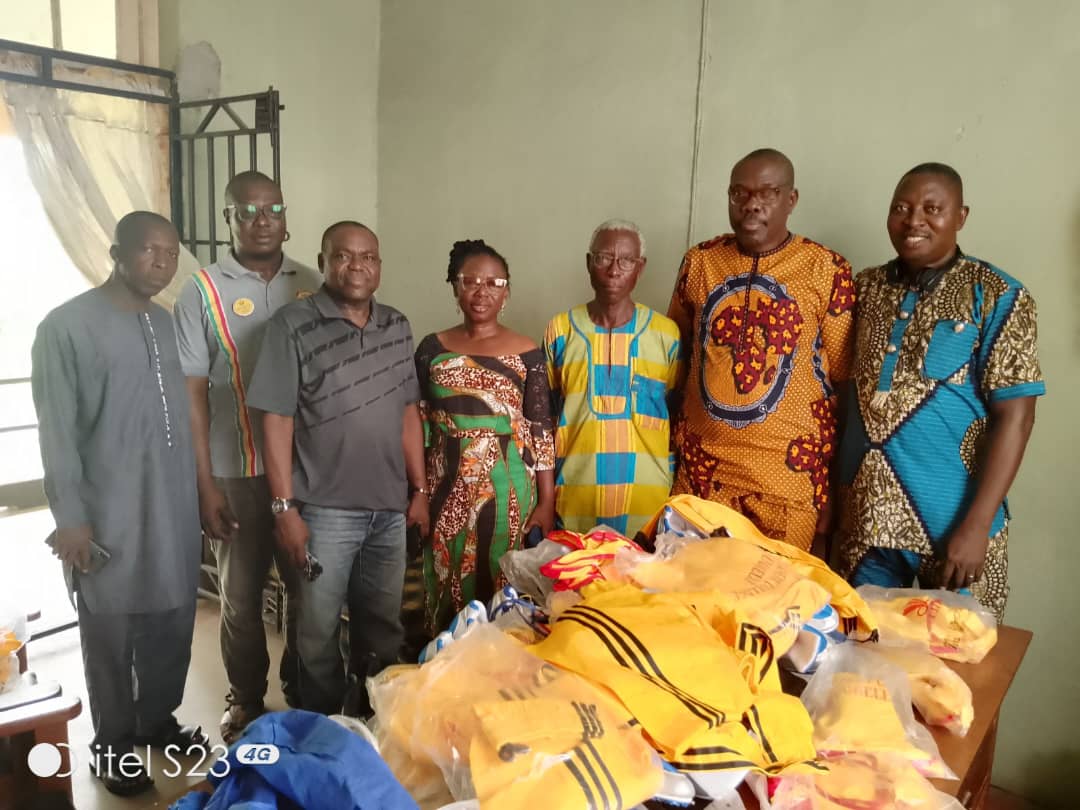 GCURELAYS's tweet photo. The Chairman of GCU Relays Committee,Ejiro Omonode, this morning presented spikes, running shoes, track suits and other sporting items donated by Sir Joseph Arumemi-Ikhide CEO Arik Air to the student of Government College Ughelli to use during GCU Relays 2023. https://t.co/DnIMP5JyJP