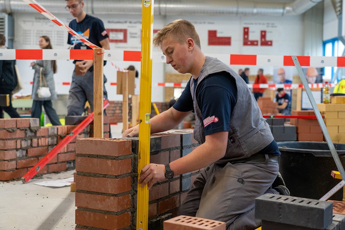 Die Teilnehmer der Deutschen Meisterschaften im  Bauhandwerk haben Spitzenleistungen gezeigt", freut sich der Zentralverband Deutsches Baugewerbe (ZDB). Wir stellen einige junge Gewinner vor, die in Erfurt mit Leidenschaft dabei waren: <a href="/Das_Baugewerbe/">Zentralverband Deutsches Baugewerbe | ZDB</a> 
 bauhandwerk.de/artikel/die-si…