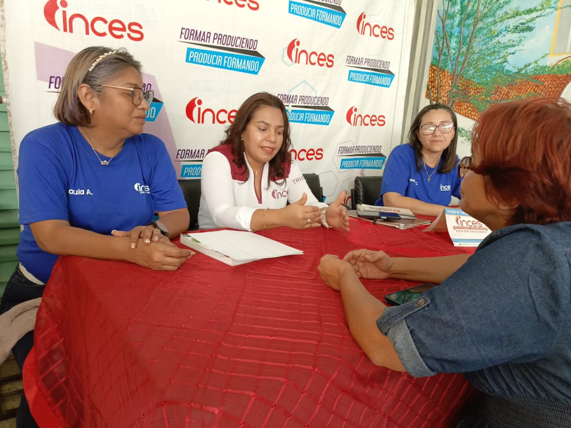 INCESFALCON1's tweet photo. #Entérate || El Inces participó en la 2da Expoferia Navideña 2023 en el mercado turístico de Punto Fijo, brindando asesorías a los emprendedores e información sobre el Inces.

#AprendeLaTécnica

@NicolasMaduro @WuikelmanAngelP @MPPEDUCACION @_LaAvanzadora @eneydainces https://t.co/L55asiaGeQ